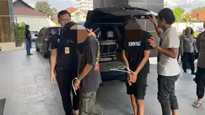 Polisi-mengamankan-pelaku-pencurian-yang-kemudian-dibawa-ke-Polresta-Solo.jpg