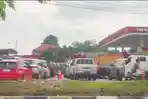 Antrean-kendaraan-saat-mengisi-BBM-di-SPBU.jpg