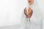 ilustrasi-seorang-muslimah-tengah-berdoa.jpg