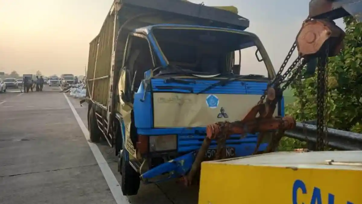 Kecelakaan di Tol Kebakkramat Karanganyar, Bus Hendak Menyalip, Tabrak Belakang Bak Truk