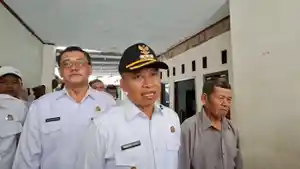 supian-suri-tinjau-bencana.jpg