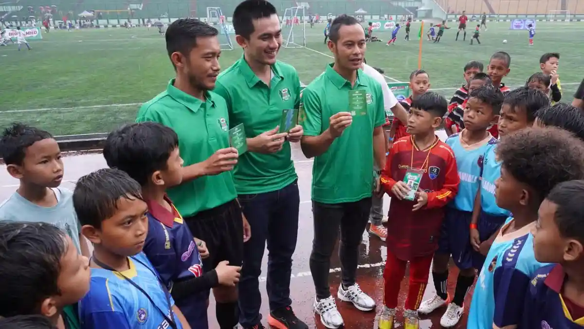 Mantan Pemain Persib, Atep Rizal Hadiri Peluncuran MILO Kartu Petir di ...