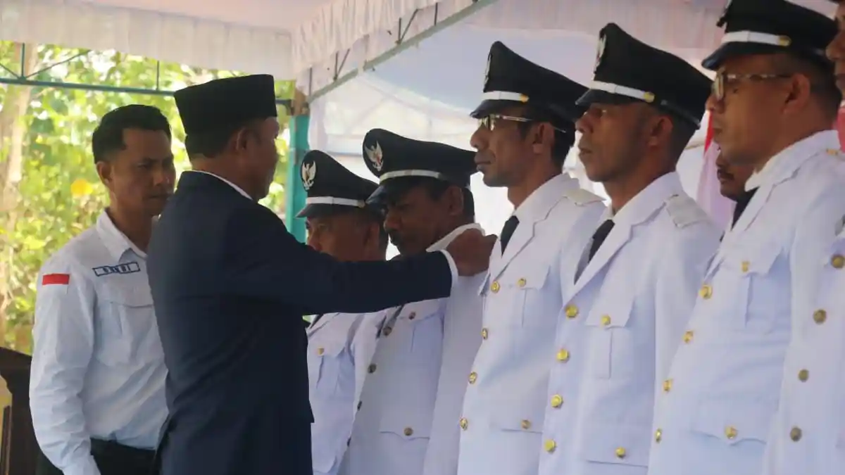 Di Kecamatan Banda, Rakib Sahubawa Lantik Enam Kepala Desa