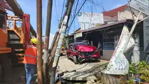 Kondisi-mobil-Mazda-CX-5-BK-22-VAN-menabrak-tiang.jpg