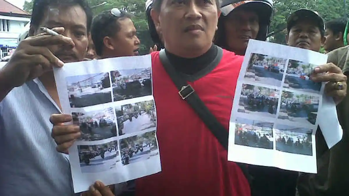 Warga Blokir Jl DI Panjaitan,Malang Pada  Pukul 09.00 WIB