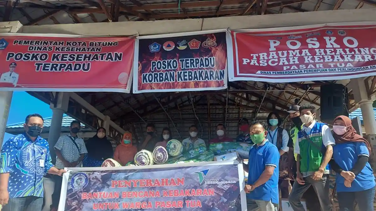 PT Pelindo IV Cabang Bitung Beri Snack untuk Anak Korban Kebakaran Pasar Tua Bitung