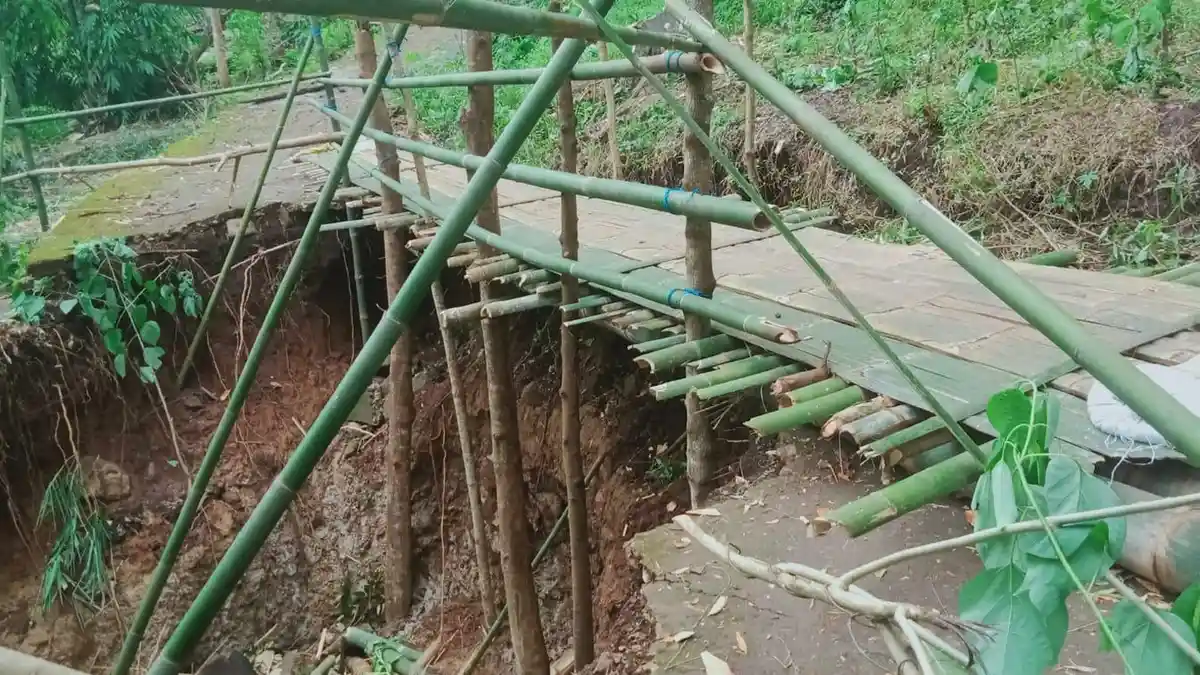 Tak Ada Aspal, Bambu pun Jadi, Warga Lirikelan Bangun Jalan Darurat  Pasca Ambruk Akibat Longsor