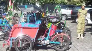 petugas-berjalan-di-sekitar-becak-motor.jpg
