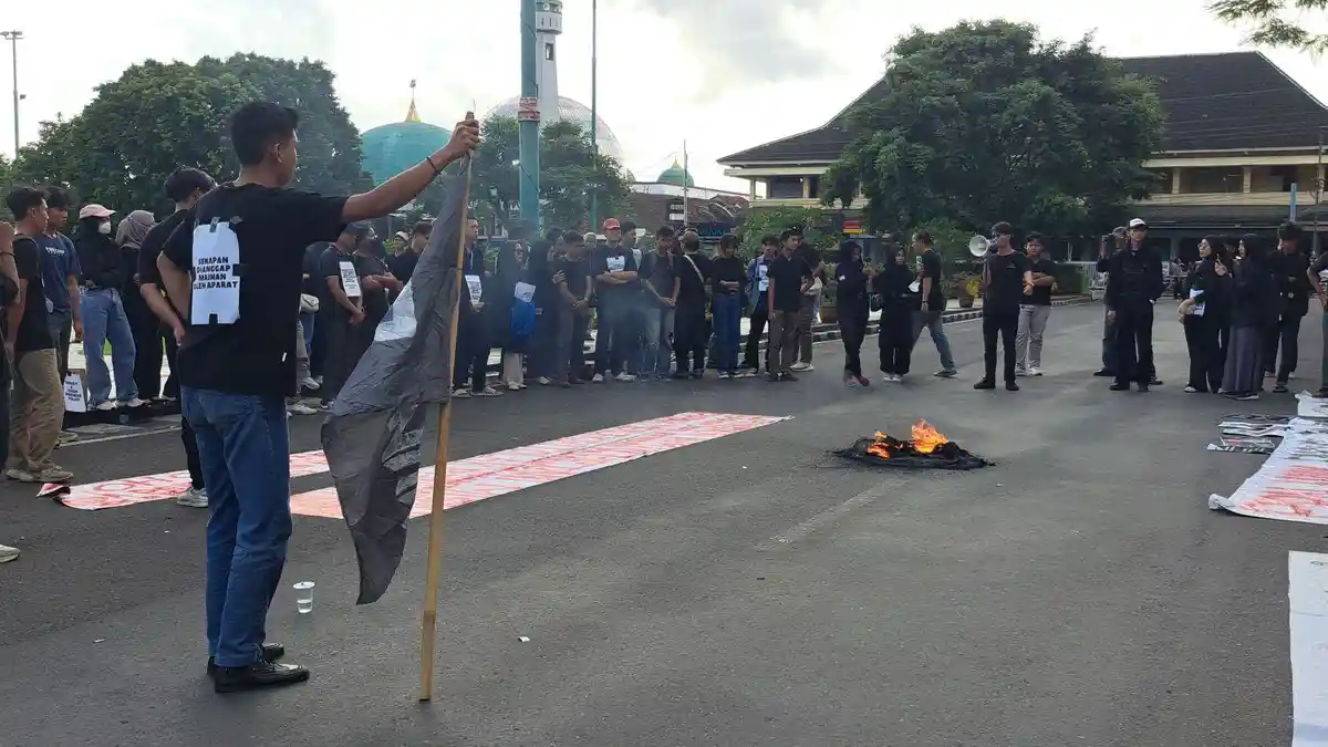 Aksi Bakar Ban Mewarnai Demo Mahasiswa di Banyumas yang Tolak PPN 12 Persen