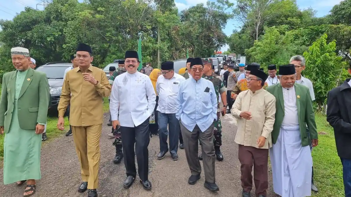 Aksa Mahmud Naik Helikoprter ke Mangkoso Hadiri Penamatan Santri