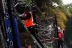 Petugas PLN Merapikan Kabel Listrik