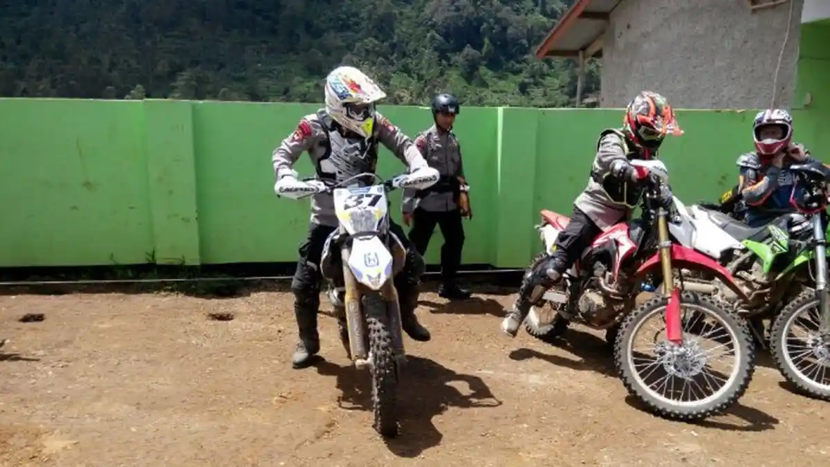 Tinjau Dampak Siklon Tropis, Kapolda Jabar Naik Motor Trail Keliling Bandung Utara