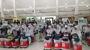 jemaah-haji-saat-di-asrama-haji-donohudan-boyolali.jpg