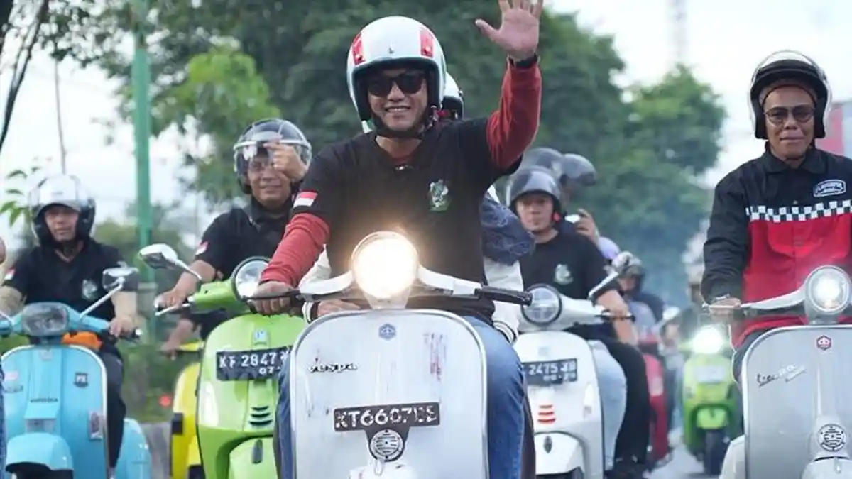 H Seno Aji dan Hj Wahyu Hernaningsih Jalan Sore di Samarinda Kaltim, Hadiri Wadah Bedapat Scooter
