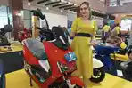 Salah-seorang-sales-sedang-menunjukkan-motor-listrik.jpg