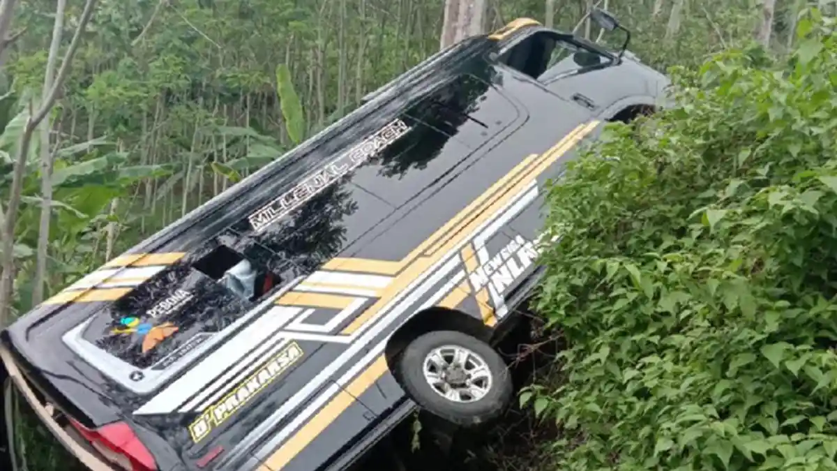Sopir Telat Oper Gigi, Isuzu Elf Rombongan Wisatawan Dari Pantai Sine Terguling di Tanjakan Krecek
