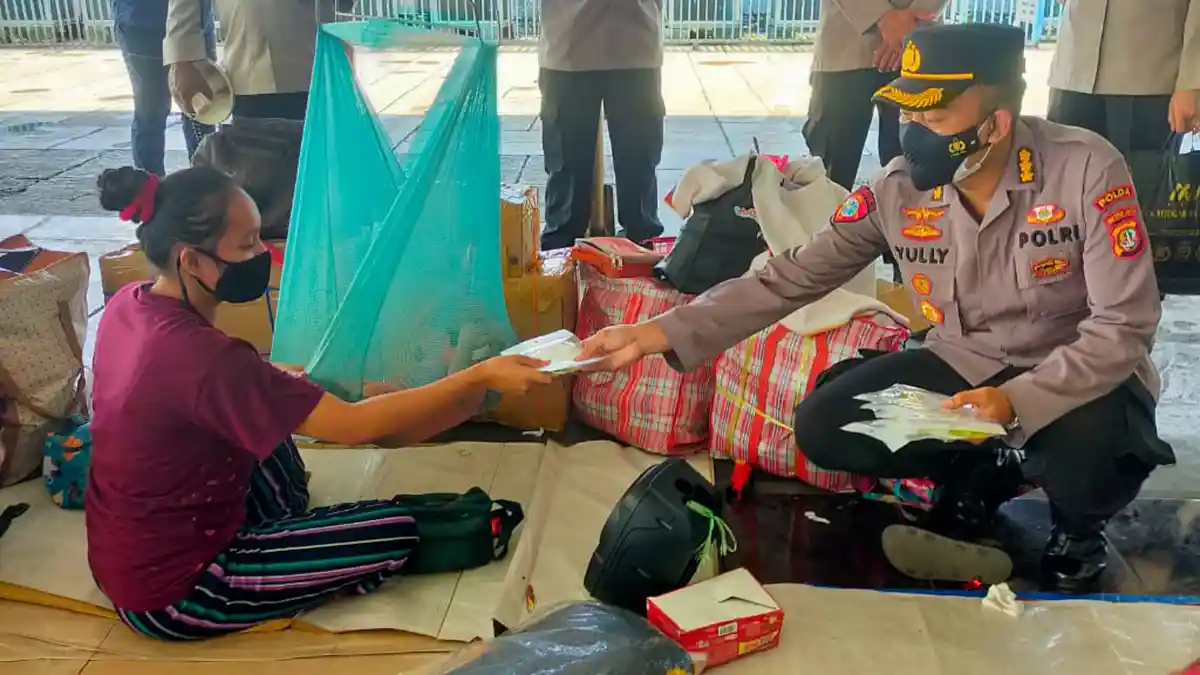 Kombes Yulli Kurniawan Cek Aplikasi Peduli Lindungi dan Patuhi Prokes Pintu Masuk Pelabuhan