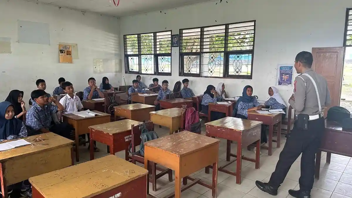 Satlantas Polres Sigi Tanamkan Keselamatan Berkendara ke Pelajar SMP 5