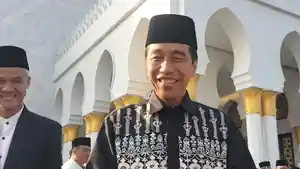 Jokowi-dan-Ganjar-Sholat-Idul-Fitri-di-Solo.jpg