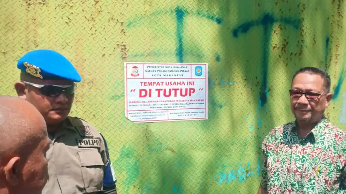 Puluhan Aparat Pemkot Makassar Segel Gudang di Tallo