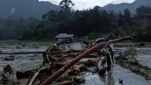 banjir-bandang-di-sionom-hudon-julu.jpg