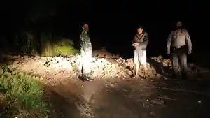 petugas-saat-berada-di-lokasi-longsor-di-korong-lampanjang.jpg