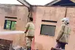 Sejumlah-petugas-saat-memadamkan-kebakaran-yang-melanda-rumah-kosong.jpg