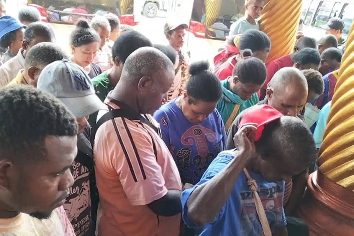 BREAKING NEWS - Pemda Maybrat Pulangkan Puluhan Pengungsi Penyerangan Posramil Kisor