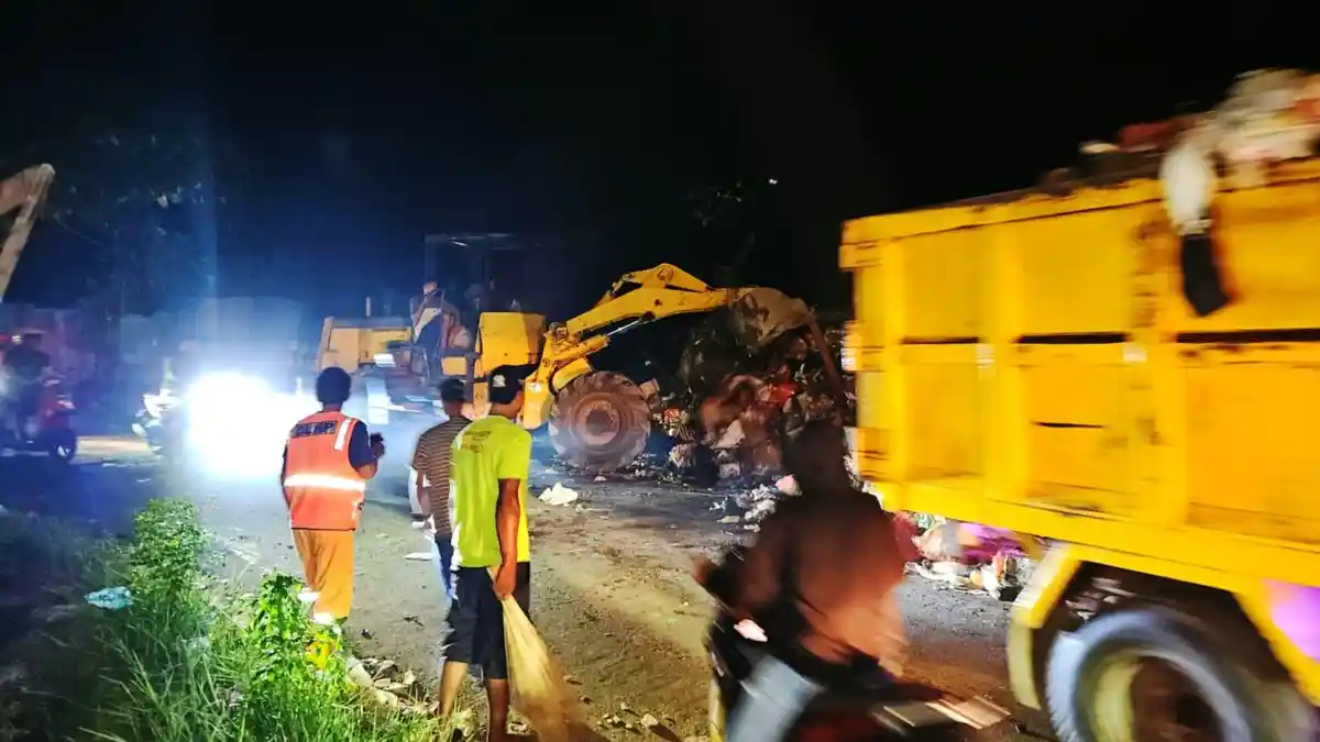 150 Ton Sampah di Tanjakan 2000 Akhirnya Diangkut: 1 Eksavator dan 11 Truk Diterjunkan