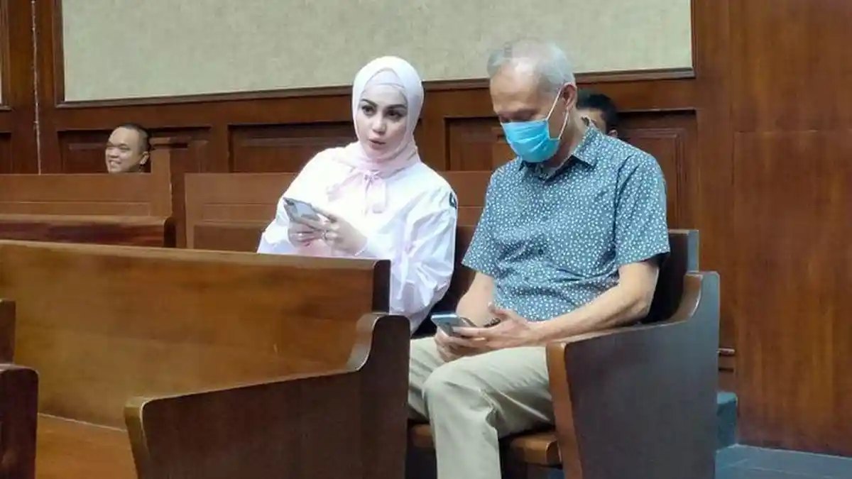 BREAKING NEWS, Pakai Hijab, Jennifer Dunn Bersaksi di Sidang Kasus Wawan