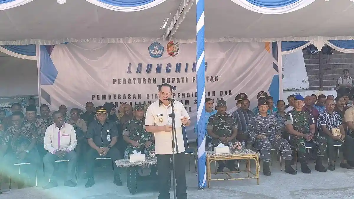 Samaun Dahlan Launching Perbup Pembebasan Biaya Pendidikan di Fakfak