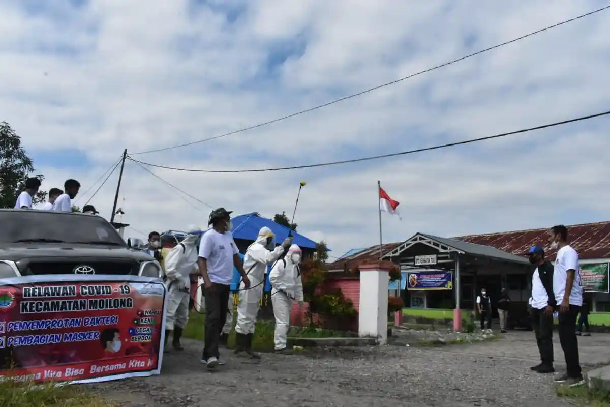 JOB Tomori bersama Satgas dan Relawan Covid-19 Moilong Semprot Disinfektan di Fasilitas Umum