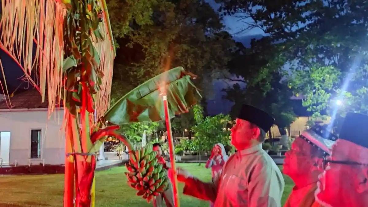 Gubernur Gorontalo Gusnar Ismail Secara Simbolis Nyalakan Lampu Pertama Tumbilotohe 2025