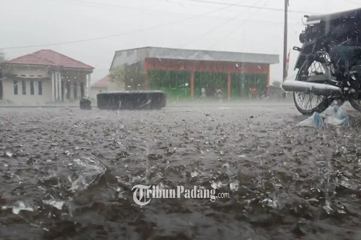 Cuaca Sumbar Lebaran Kedua, Potensi Hujan Lebat Guyur 6 Wilayah Siang Ini, Bukittinggi Hujan Ringan