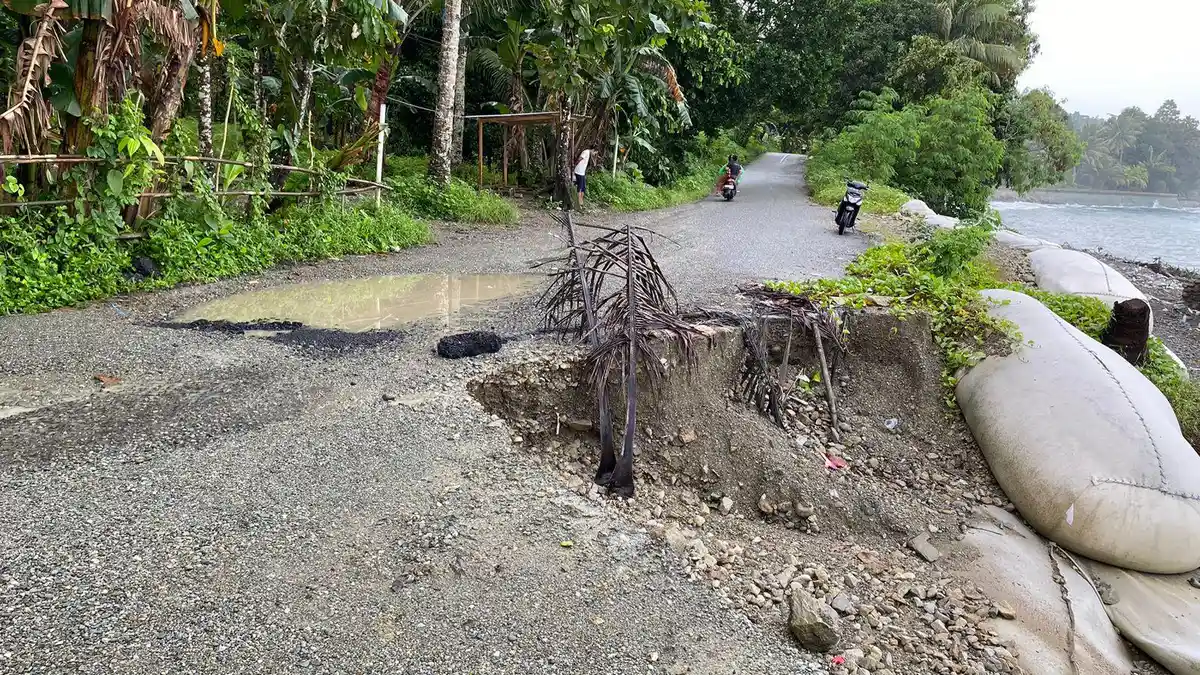 Akses Jalan di Negeri Hatu Maluku Tengah Terancam Putus: Badan Jalan Tinggal Setengah Meter
