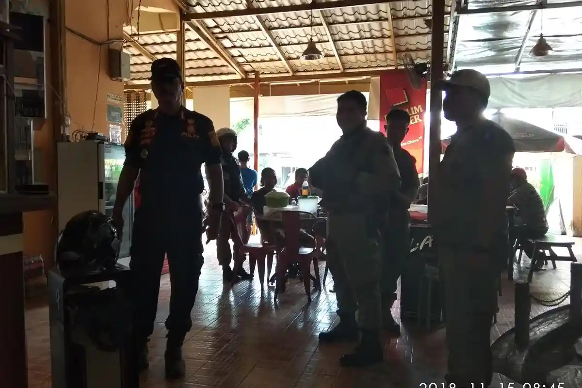 Pagi-pagi, Satpol PP Soppeng Cari ASN di Warkop