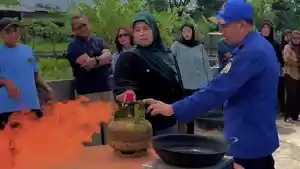Damkarmat-Tulungagung-lakukan-pelatihan-penanggulangan-kebakaran-ke-masyarakat-Jumat-152025.jpg