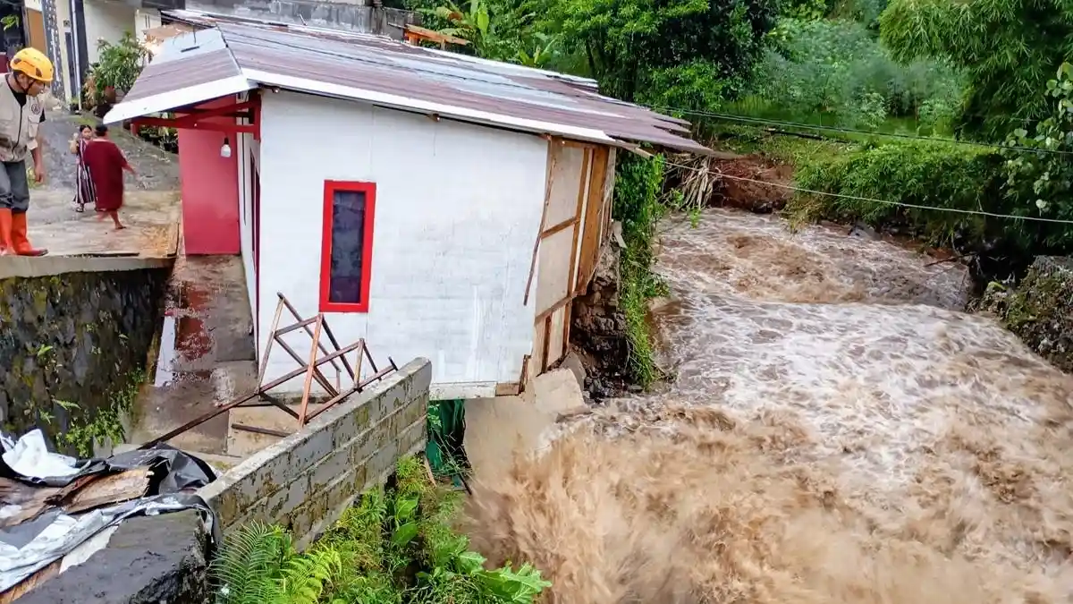 Hujan Badai 2 Jam Picu Banjir dan Longsor di Wonosobo