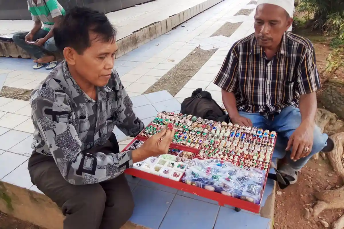 Amu Senang Batu Mulia Dongkrak Jualannya