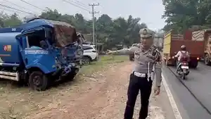 Gara-gara-Pecah-Ban-2-Truk-Tabrakan-Adu-Kambing-di-Jalintim-Palembang-Betung.jpg