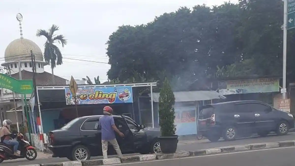 Suzuki Baleno Ningsih Meledak Saat Berhenti di Lampu Merah Simpang Mayang, Begini Kondisinya