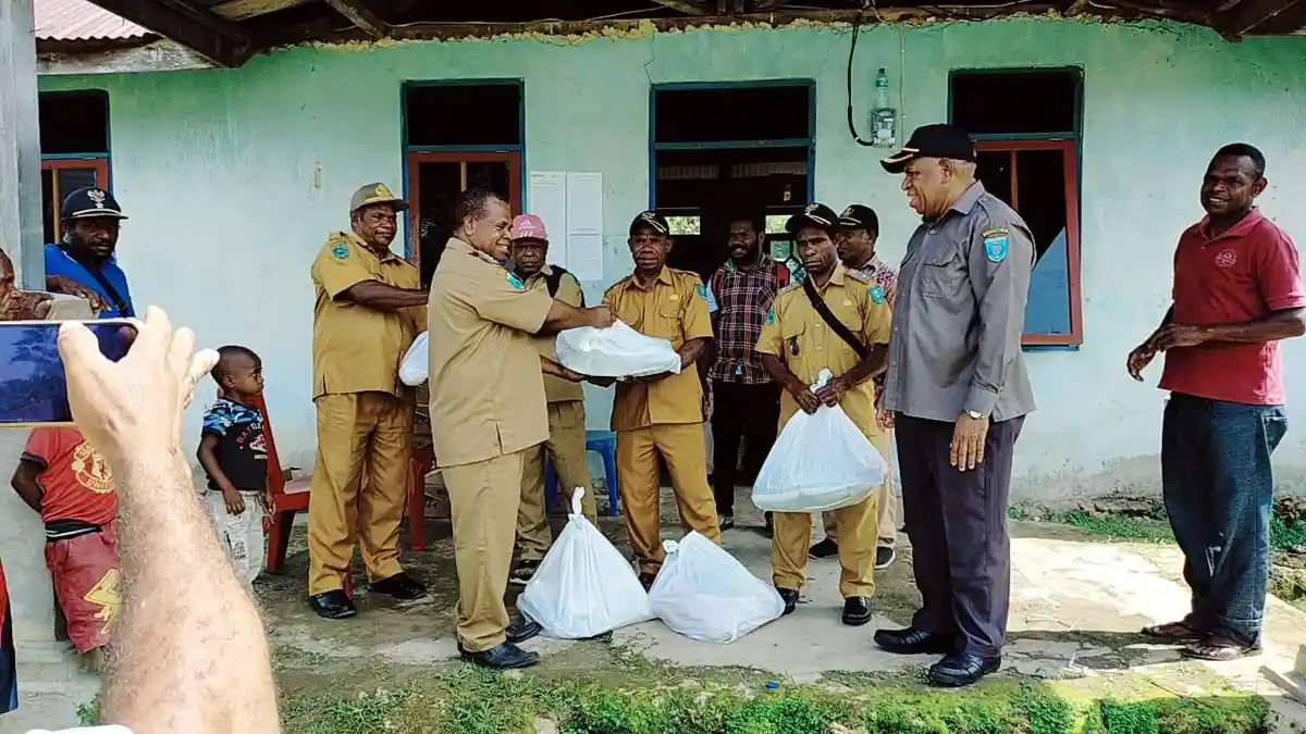 Tim Pemulangan Eksodus Wilayah Aifat Selatan Serahkan Bantuan Makanan