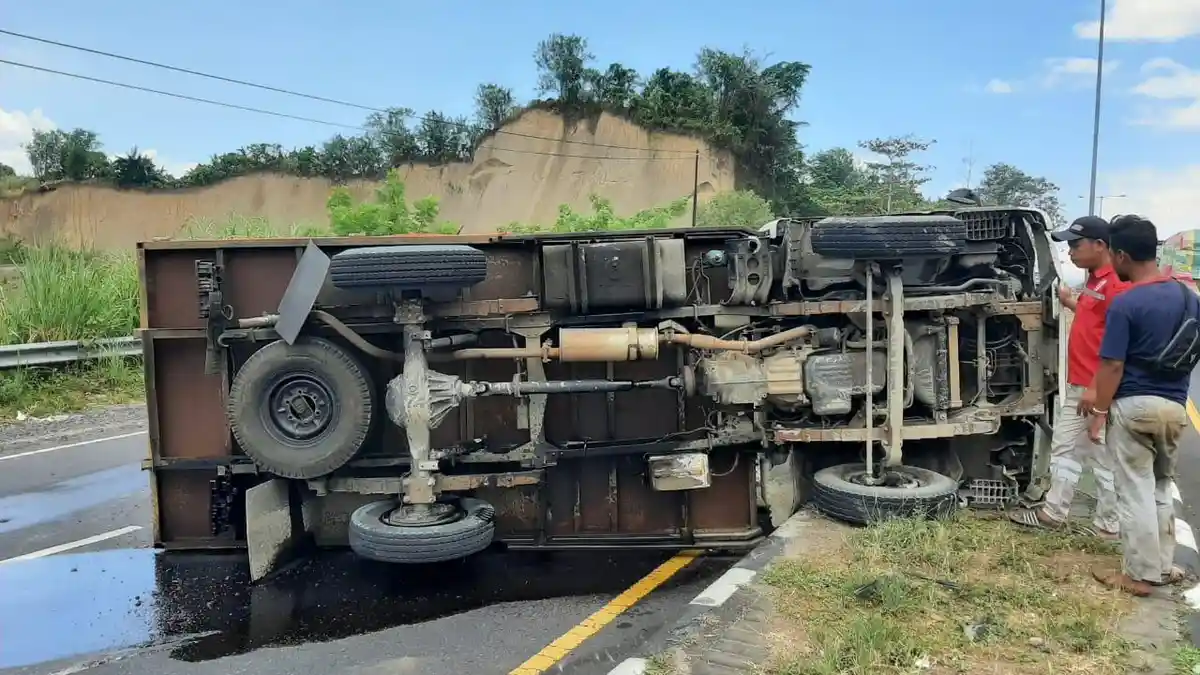 Identitas Pengemudi dan Kenek Truk yang Alami Kecelakaan di Jalan Ring Road Manado Sulawesi Utara