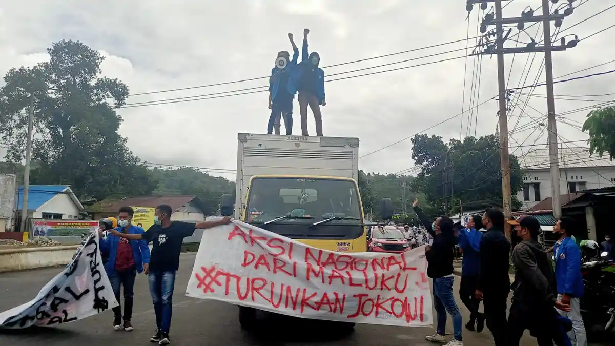 Massa Aksi Tolak PPKM Ambon Blokade Kawasan Bundaran Poka, Kemacetan Sempat Mengekor
