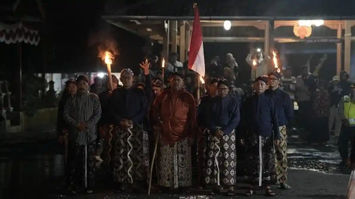 Abdi Dalem dan Warga Lereng Merapi Lestarikan Tradisi Laku Tapa Brata di Malam 10 Suro - Tribunjogja.com