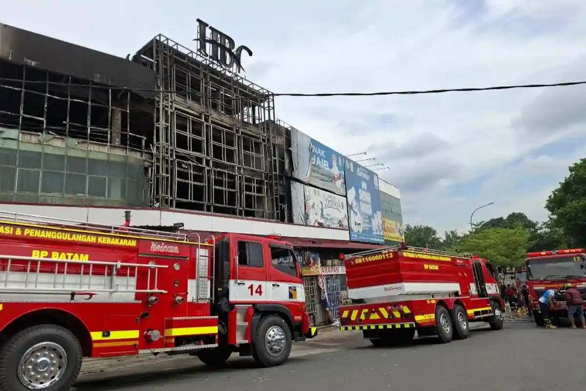 Warga dan Karyawan Panik Berlarian saat Ruko di HBC Batam Terbakar, Damkar Turun Tangan