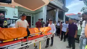 Jenazah-Rizki-yang-ditemukan-tewas-dalam-kamar-kost-dievakuasi-tim-inafis-ke-dalam-mobil-Ambulan.jpg