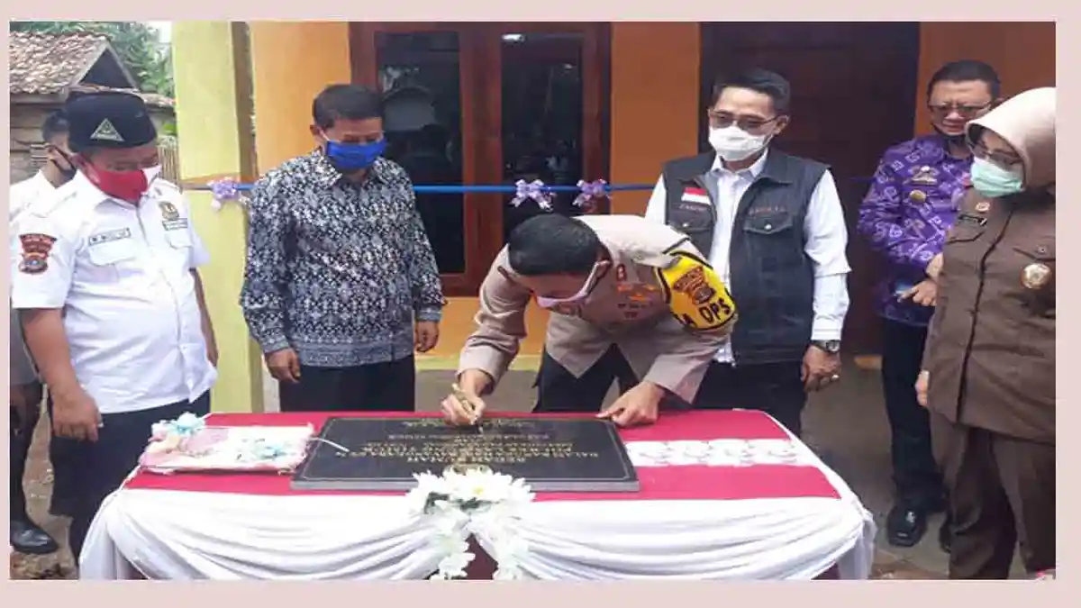 Kapolres Lampung Timur Resmikan Hasil Program Bedah Rumah Desa Negarabatin