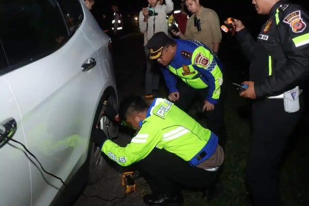 Bantu Pemudik di Tol Cipali, Kapolres Indramayu Mendadak Jadi Tukang Ganti Ban