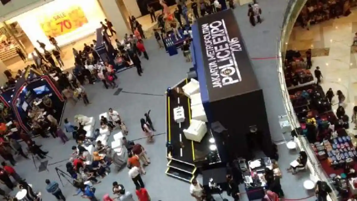 Kaos Bordiran Turn Back Crime Ramai Diburu Pengunjung Gandaria City